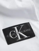 Remera blanca de manga larga Calvin Klein Jeans, confeccionada en tejido de algodón. Presenta cuello redondo y logo CK estampado en el lateral inferior.