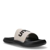 Chanclas Umbro Twise de goma color negro con logo en la tira superior.
