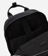 Mochila negra con bolsillo delantero con cierre, bolsillo interno para notebook, correa de mano y asa para valija.