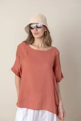 Blusa italiana de lino color blanco, de corte suelto con detalle de calado en hombros y mangas.
