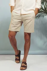 Bermuda color beige con bolsillos laterales y traseros.