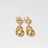 Par de caravanas colgantes doradas con diseño irregular y textura rugosa.