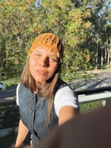 Gorro tipo casquete rojo tejido al crochet con diseño calado.
