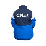 Campera puffer azul marino, roja y blanca con escudo del Club Nacional de Football en el pecho.