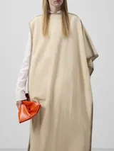 Bolso de mano negro acolchado, con asa de mano y asa larga regulable extraíble. Cierre magnético y logo grabado.