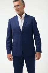 Ambo azul marino de corte clásico, compuesto por saco de dos botones con solapa de muesca, bolsillo de pecho y dos bolsillos delanteros con solapa, y pantalón de vestir con pinzas y bolsillos laterales y traseros.