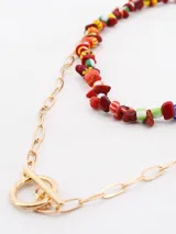 Set de dos collares dorados: uno con cadena de eslabones y cierre marinero, y otro con cuentas de colores.