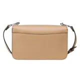 Bandolera Guess Esmeray color beige con correa ajustable y logo triangular metálico en el frente.