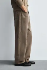 Pantalón de jean color marrón topo, de corte amplio y tiro alto.