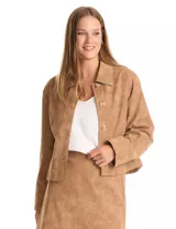 Chaqueta de efecto gamuza color marrón, con cuello solapa, cierre frontal con botones y bolsillos delanteros. Presenta costuras desplazadas en los hombros para un calce relajado y forro interno a tono.