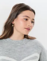 Aros argolla bañados en oro con dije de corazón.