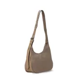 Cartera negra ovalada de simil cuero con cierre y correa ajustable con ojales. Cuenta con bolsillos internos y un bolsillo trasero.