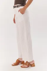 Pantalón de lino a rayas verticales azules y beige, de corte recto y relajado.