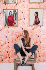 Bailarinas negras con lentejuelas y puntera redondeada. Presentan triple tira con hebilla plateada y talón plateado con glitter.