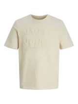 Camiseta color arena de manga corta y cuello redondo con logo de la marca Jack & Jones en relieve.