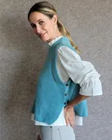 Chaleco de punto marrón con cuello redondo y sisas amplias.