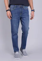 Jeans de corte recto en tono azul, con cinco bolsillos y diseño clásico.
