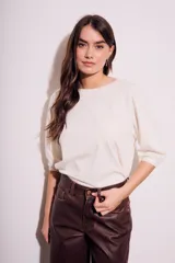 Remera color crema de algodón peinado, con mangas 3/4 abullonadas y corte ajustado al cuerpo.