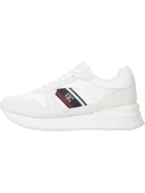 Zapatillas Tommy Hilfiger blancas con detalles en gamuza y la cinta distintiva de la marca en el lateral.