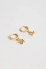 Par de aros dorados tipo argolla con dije de estrella con incrustaciones de strass.