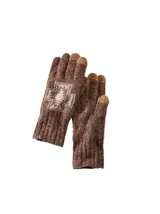 Guantes tejidos de lana de cordero en color marrón, con diseño de patrón para uso en invierno.