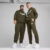 Pantalón de jogging verde militar de Puma, modelo ESS Logo, con cintura elástica ajustable con cordón, bolsillos laterales y logo estampado en blanco en la pierna izquierda.