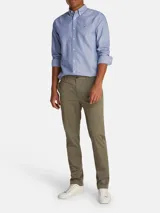 Camisa de vestir celeste con microestampado, de corte regular, cuello abotonado y manga larga. Incluye logo de Tommy Hilfiger bordado en el pecho.