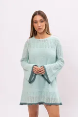 Vestido corto tejido con diferentes puntos, color celeste, mangas oxford y forro interior desmontable.