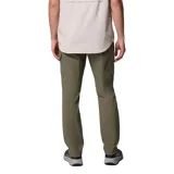 Pantalón de senderismo negro, de corte recto, con múltiples bolsillos con cierre de velcro y cremallera. Cuenta con presilla utilitaria en la cintura y cordón ajustable.