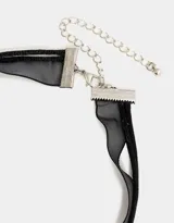 Gargantilla choker con doble cinta rosa y dije de mariposa plateada con strass rosas.