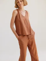 Musculosa color crema de lino, con escote en V y corte holgado.