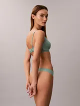 Conjunto Calvin Klein color verde agua, compuesto por un corpiño triangular de algodón con breteles finos y elástico con logo en el bajo busto, y una bombacha colaless de algodón con elástico con logo en la cintura.