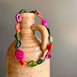 Collar corto con cuentas de nácar de colores.