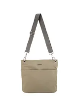 Bandolera Terrano color beige con correa de hombro ajustable en blanco y negro. Cuenta con bolsillo frontal, cierre metálico y portallaves interior.