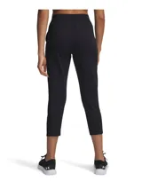 Pantalón capri negro de calce holgado, con cintura elástica y tejido suave que absorbe el sudor.