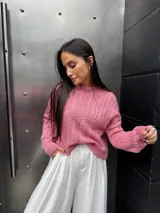 Sweater tejido de punto color rosa con diseño de ochos.