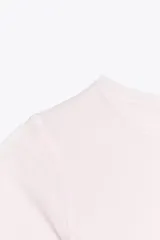 Camiseta de algodón color blanco, de corte slim fit, cuello redondo y manga corta.