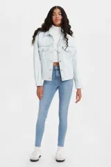Jean super skinny color azul claro, con tiro alto y diseño ajustado.