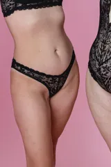 Bikini de tiro bajo, confeccionado con tela que contiene fibra LYCRA® y frente de puntilla elastizada.