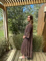 Vestido largo azul marino de lino con cuello mao, escote en V, mangas 3/4 con volados y corte escalonado. Diseño amplio y cómodo.