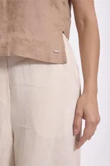 Blusa color beige de lino, sin mangas y corte recto.