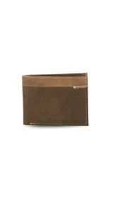 Billetera de cuero color marrón con una faja horizontal combinada en un tono más oscuro y detalle de costura en zigzag. El interior cuenta con doble compartimento para billetes, un visor transparente para identificación, múltiples tarjeteros y bolsillos adicionales.