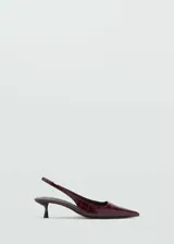 Zapato de vestir color borgoña con efecto cocodrilo, punta fina y tacón kitten.