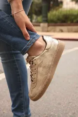 Zapatillas bajas de cuero con estampado animal print y detalles en cuero celeste.