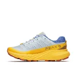 Championes de trail running Merrell Agility Peak 5, color celeste con detalles en azul y amarillo. Suela Vibram Megagrip color naranja.
