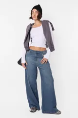 Crop top blanco al cuerpo sin mangas de morley de algodón, con detalle de collareta en mangas y cuello, terminación de ruedo recto.