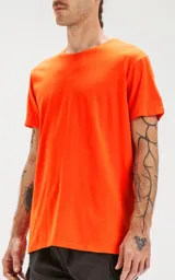 Remera naranja de algodón pima peruano, corte slim fit y cuello redondo.