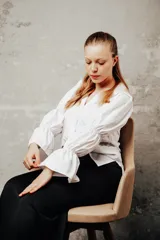 Camisa blanca de algodón con mangas largas abullonadas y puños elásticos.