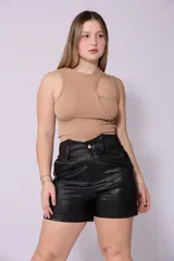 Short negro de cuero sintético con costuras frontales.