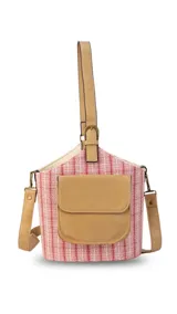 Bolso matera con diseño a cuadros en tonos rosados y blancos, con detalles en símil cuero color marrón. Presenta un bolsillo frontal con solapa, asa de mano superior y correa larga desmontable. Su interior cuenta con divisiones específicas para termo y mate.